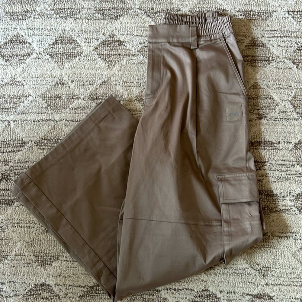 ALO Yoga High-Waist Night Out Cargo Trouser Brown (gravel) Wide Leg Pants